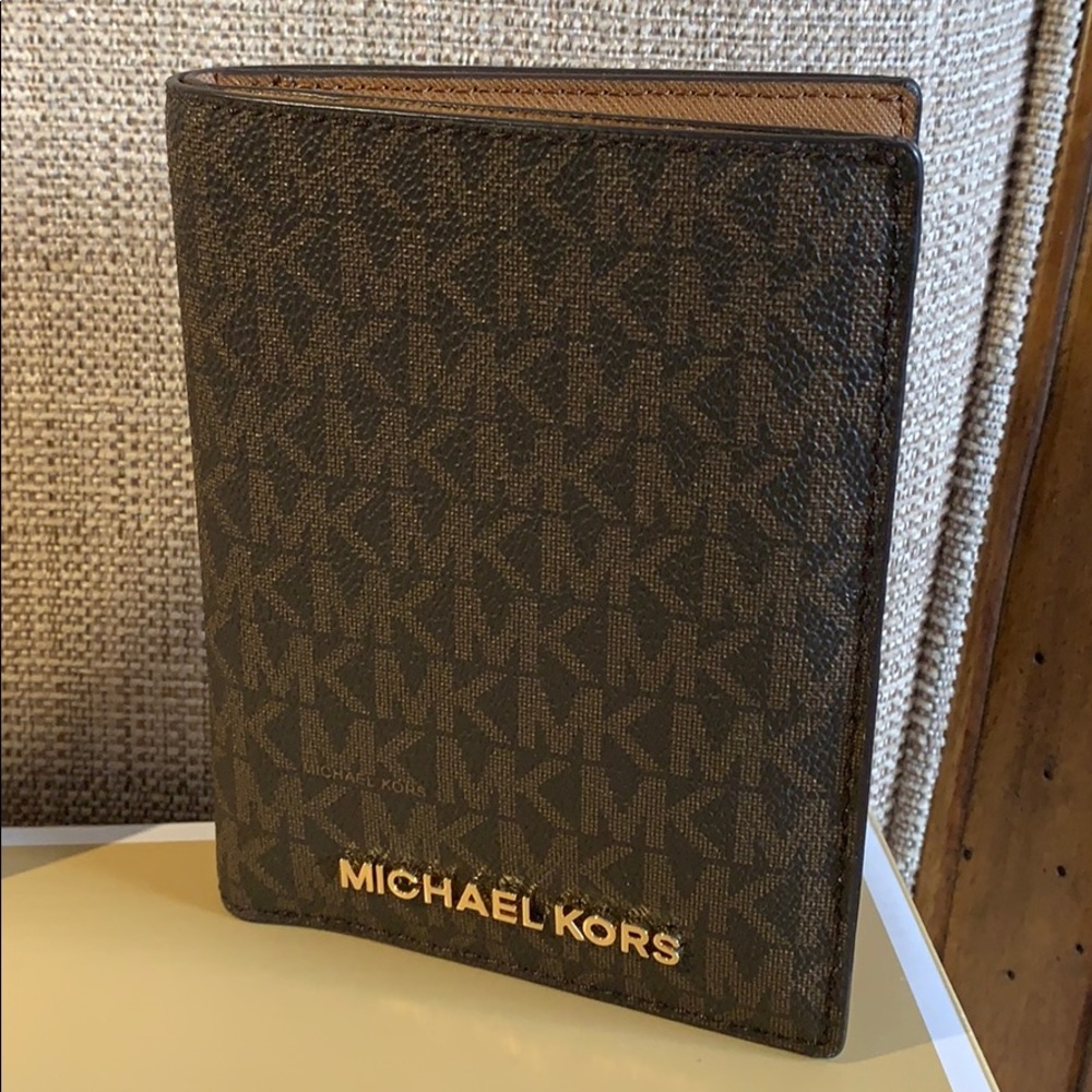 Sale ๐ Michael Kors Passport Holder Wallet case - Picture 5 of 12